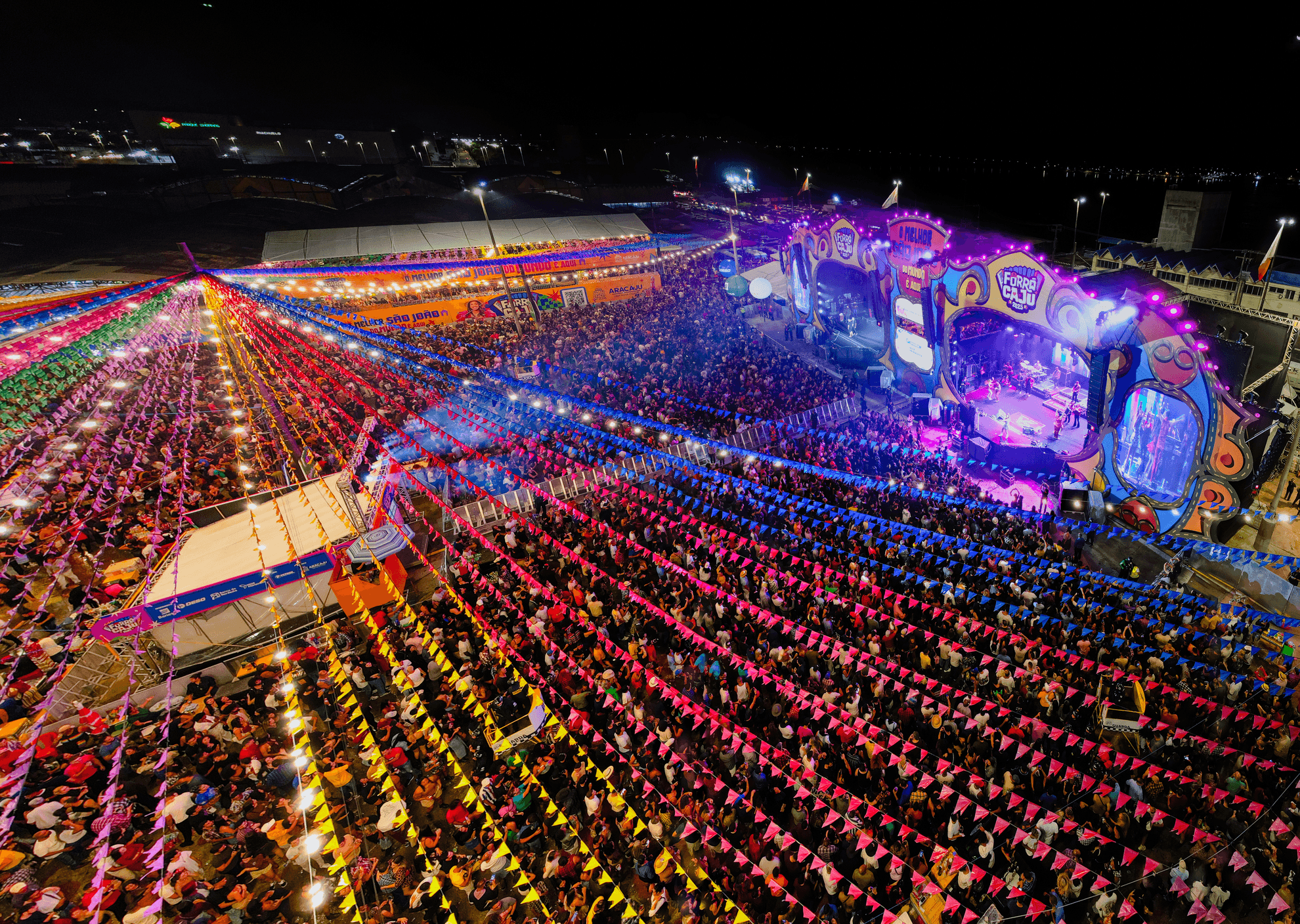 Forró Caju 2025: Praça lotada e muita emoção marcam shows da terceira noite de festa do Circuito dos Mercados